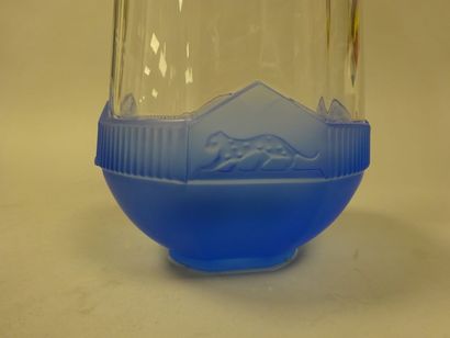 CARTIER
Vase en cristal bleu à décor de panthère,...