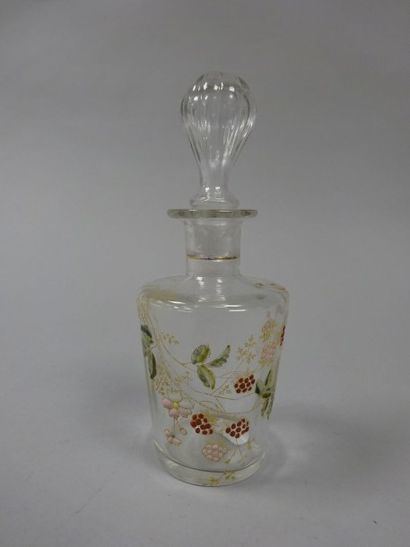Petite carafe en verre à décor floral émaillé....