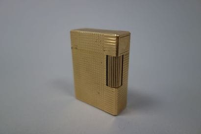 DUPONT
Briquet en métal doré à décor de pointes...