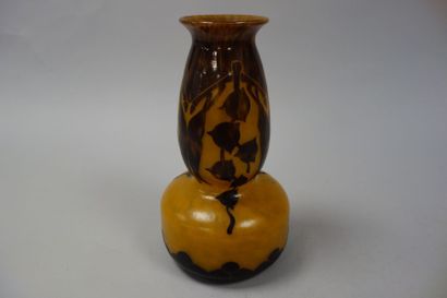 Vase à panse resserrée et col évasé. Epreuve...