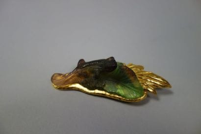 DAUM
Broche découpée en métal doré et pâte...