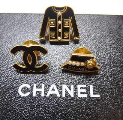 CHANEL
Lot comprenant trois pin's en métal...