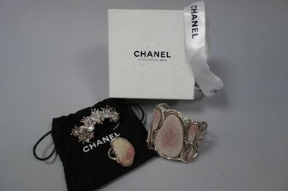 CHANEL
Parure en métal argenté comprenant...