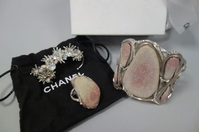 CHANEL
Parure en métal argenté comprenant...