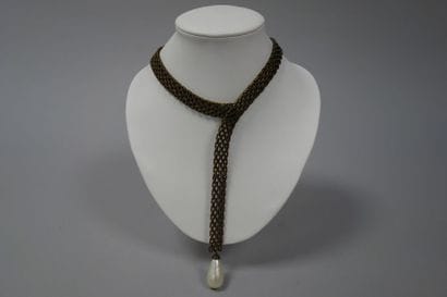 CHANEL
Collier cravate en métal couleur bronze...