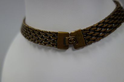 CHANEL
Collier cravate en métal couleur bronze...