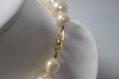 CHRISTIAN DIOR
Collier ras de cou en perles...
