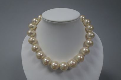 CHRISTIAN DIOR
Collier ras de cou en perles...