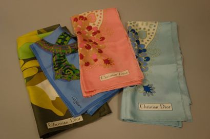 Lot de quatre foulards en twill de soie dont...
