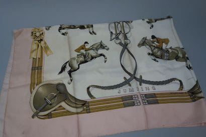 HERMES Paris
Carré en soie 