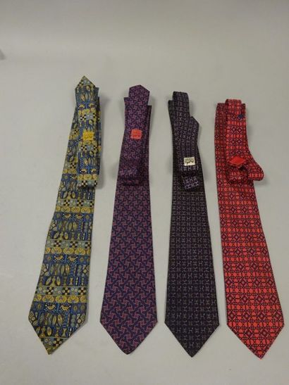 HERMES
Lot de quatre cravates en soie, divers...