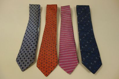 HERMES
Lot de quatre cravates en soie divers...
