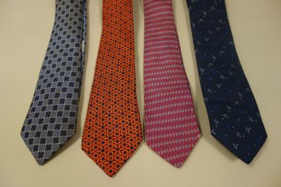 HERMES
Lot de quatre cravates en soie divers...