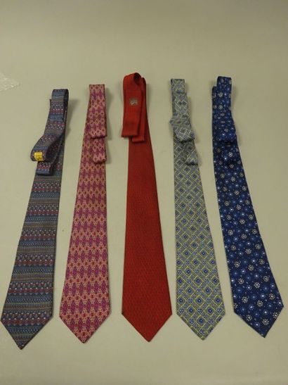 HERMES
Lot de cinq cravates en soie, divers...