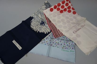 CHRISTIAN DIOR
Lot de trois écharpes en soie:...