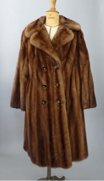 Manteau trois-quart de dame. En vison brun...