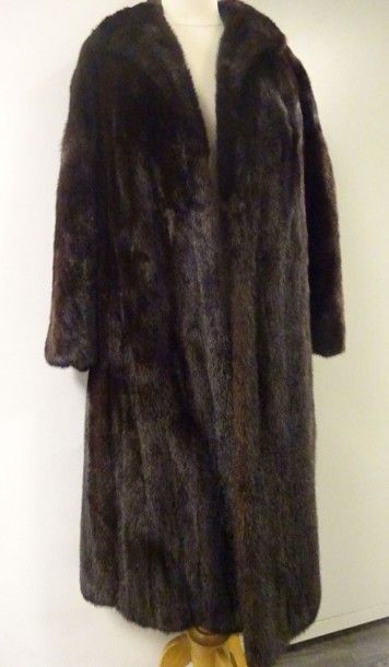 Manteau long de dame en vison brun. Le col...