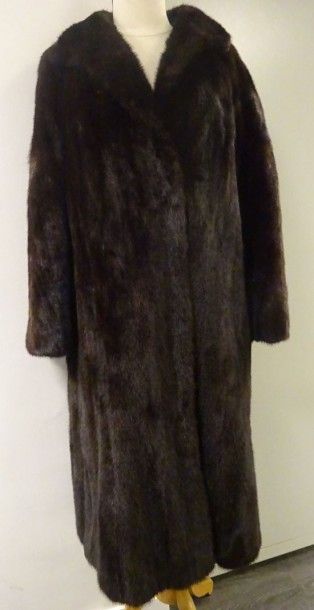 Manteau long de dame en vison brun. Le col...