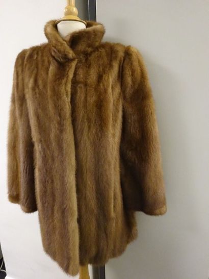 Manteau trois-quarts de dame en vison brun...