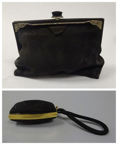 Minaudière en tissu suédé noir. Le fermoir...