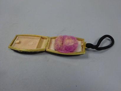 Minaudière en tissu suédé noir. Le fermoir...