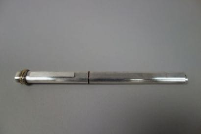 CARTIER
Stylo bille modèle Trinity en métal...