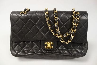 CHANEL
Sac en cuir noir matelassé modèle...