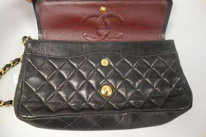CHANEL
Sac en cuir noir matelassé modèle...