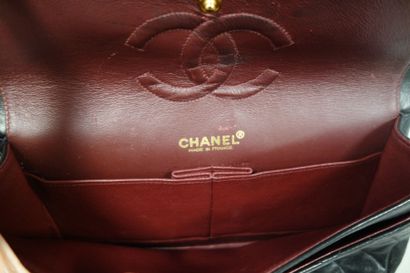 CHANEL
Sac en cuir noir matelassé modèle...