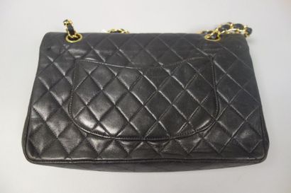 CHANEL
Sac en cuir noir matelassé modèle...