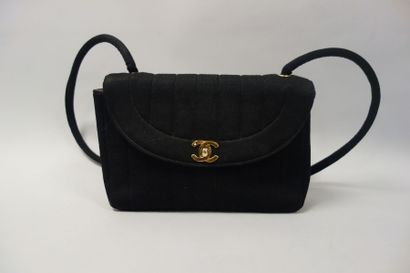 CHANEL
Sac de dame en jersey noir matelassé....
