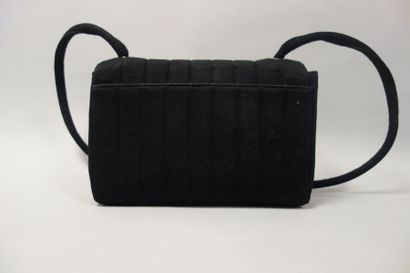 CHANEL
Sac de dame en jersey noir matelassé....