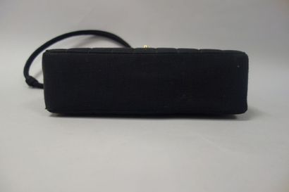 CHANEL
Sac de dame en jersey noir matelassé....