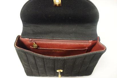CHANEL
Sac de dame en jersey noir matelassé....