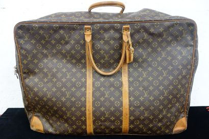 LOUIS VUITTON
Modèle Sirius. Valise souple...