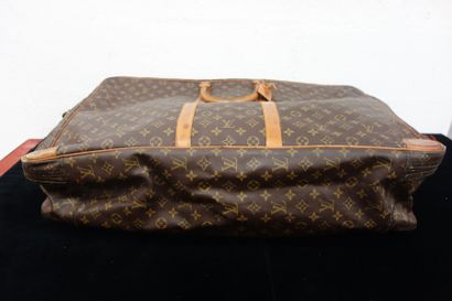 LOUIS VUITTON
Modèle Sirius. Valise souple...