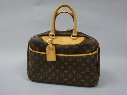 LOUIS VUITTON
Modèle Deauville 35 cm. Sac...