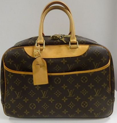 LOUIS VUITTON
Modèle Deauville 35 cm. Sac...