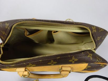 LOUIS VUITTON
Modèle Deauville 35 cm. Sac...