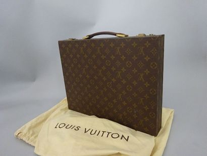 LOUIS VUITTON
Malette. En toile Monogram...