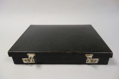 Nécessaire de voyage comprenant, brosses,...