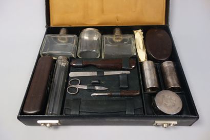 Nécessaire de voyage comprenant, brosses,...