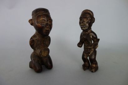 AFRIQUE
Deux petites statuettes en bois sculpté...