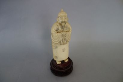 CHINE
Personnage en ivoire (pré-convention)...