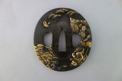 JAPON
Tsuba en bronze patiné, en partie doré,...