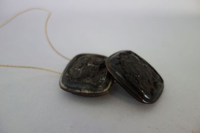 JAPON
Deux boutons de kimono en corne sculptée...