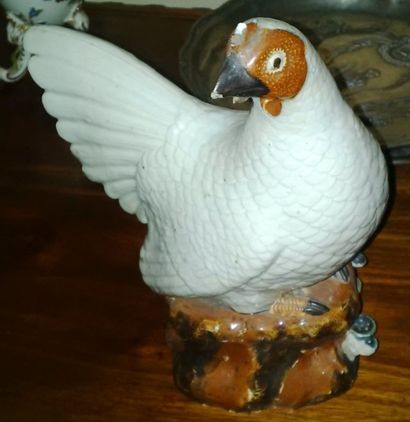 JAPON
Poule sur un tertre en porcelaine blanche...