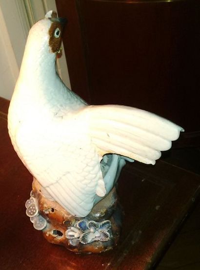 JAPON
Poule sur un tertre en porcelaine blanche...