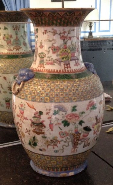 CHINE
Vase en porcelaine blanche à décor...