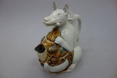 JAPON
Verseuse zoomorphe en porcelaine blanche,...
